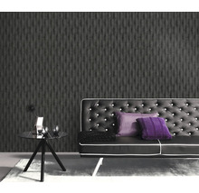 Obývací pokoj s vzorovanou tapetou, pohovkou a odkládacím stolkem