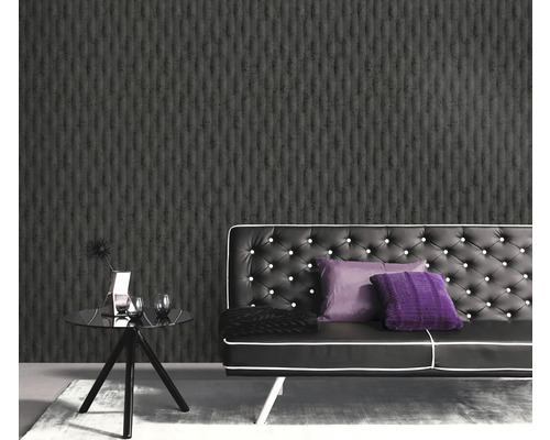 Obývací pokoj s vzorovanou tapetou, pohovkou a odkládacím stolkem