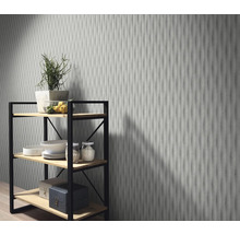 Dekorativní deska s regálem v místnosti.