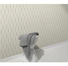 Scéna s trojrozměrným designem stěn, bílou stoličkou a šedým ručníkem