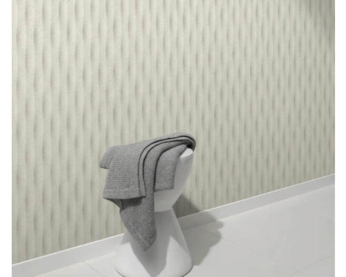 Scéna s trojrozměrným designem stěn, bílou stoličkou a šedým ručníkem