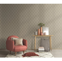 Obývací pokoj s křeslem, stolem a geometrickou tapetou