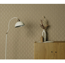 Pohled do místnosti s vzorovanou tapetou, stojací lampou a komodou s dekorací