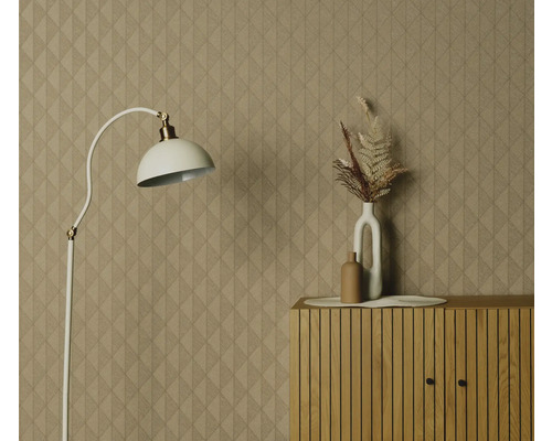 Pohled do místnosti s vzorovanou tapetou, stojací lampou a komodou s dekorací