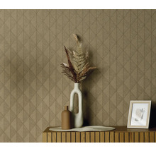 Dekorativní interiér se vzorovanou tapetou, vázami a fotorámečkem na dřevěné skříňce