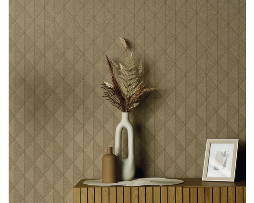 Dekorativní interiér se vzorovanou tapetou, vázami a fotorámečkem na dřevěné skříňce