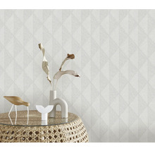 Detail strukturované tapety s geometrickým vzorem a dekoracemi na odkládacím stolku