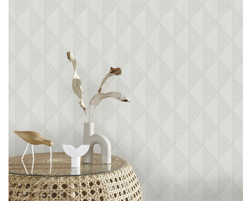 Detail strukturované tapety s geometrickým vzorem a dekoracemi na odkládacím stolku