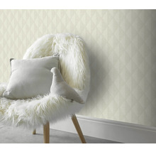 Dekorativní obklad stěn s geometrickou tapetou za židlí s polštáři a dekorací