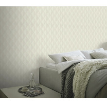 Ložnice s geometrickou tapetou, postelí a nočním stolkem