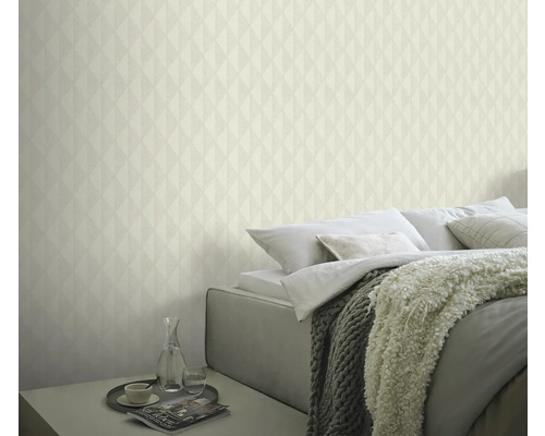 Ložnice s geometrickou tapetou, postelí a nočním stolkem