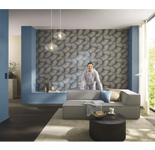 Obývací pokoj s pohovkou, stolem a vzorovanou tapetou pro stylový interiér