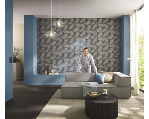 Obývací pokoj s pohovkou, stolem a vzorovanou tapetou pro stylový interiér