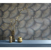 Interiérová fotografie se vzorovanou tapetou a dekorativními vázami na polici