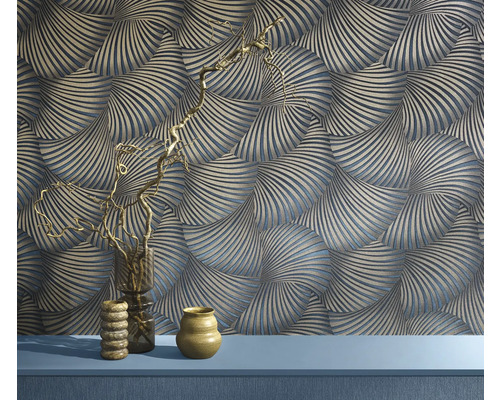 Interiérová fotografie se vzorovanou tapetou a dekorativními vázami na polici