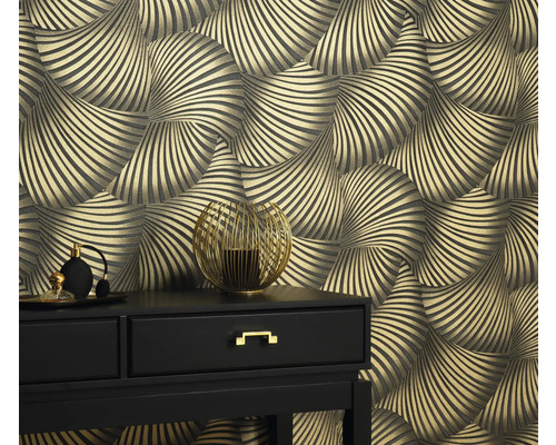 Scéna s komodou a tapetou s grafickým vzorem