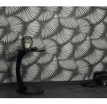 Místnost s vzorovanou tapetou, příručním stolkem a kabelkou