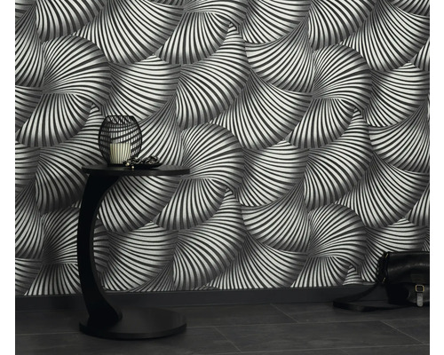 Místnost s vzorovanou tapetou, příručním stolkem a kabelkou