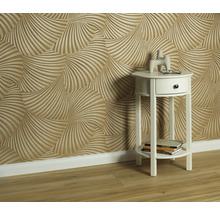 Pohled na pokoj s tapetou se vzorem a bílým odkládacím stolkem s dekorativními předměty