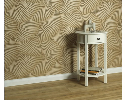 Pohled na pokoj s tapetou se vzorem a bílým odkládacím stolkem s dekorativními předměty