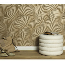 Scéna s vzorovanou tapetou, stoličkou, botami a taškou