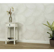 Scéna se vzorovanou tapetou, nočním stolkem a pokojovou rostlinou.