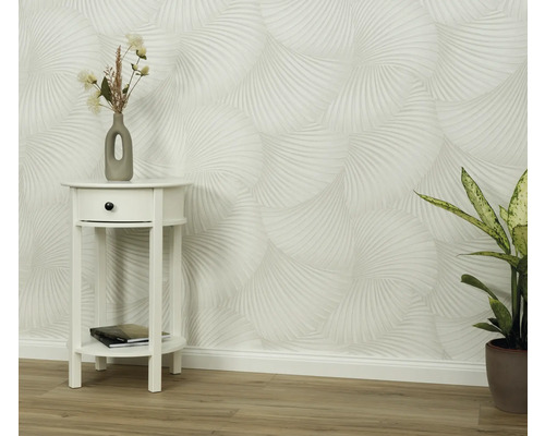 Scéna se vzorovanou tapetou, nočním stolkem a pokojovou rostlinou.