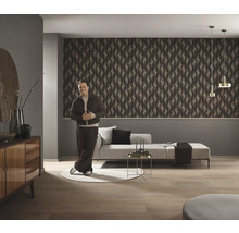 Moderní obývací pokoj s geometrickou tapetou, pohovkou a odkládacím stolkem