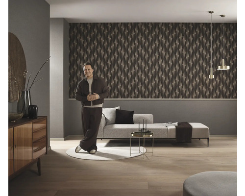 Moderní obývací pokoj s geometrickou tapetou, pohovkou a odkládacím stolkem