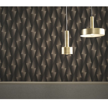 Pokoj s geometrickou tapetou a dvěma závěsnými světly