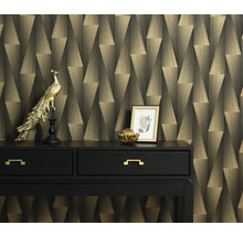 Scéna s komodou s dekorativními předměty a vzorovanou tapetou