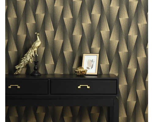 Scéna s komodou s dekorativními předměty a vzorovanou tapetou