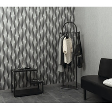 Scéna s geometrickou tapetou, věšákem, stolem a lavicí