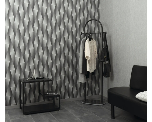 Scéna s geometrickou tapetou, věšákem, stolem a lavicí