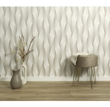 Světlá místnost se vzorovanou tapetou, vázou a stoličkou