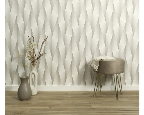 Světlá místnost se vzorovanou tapetou, vázou a stoličkou