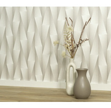 Pohled do místnosti s trojrozměrnou tapetou a dekorativními vázami