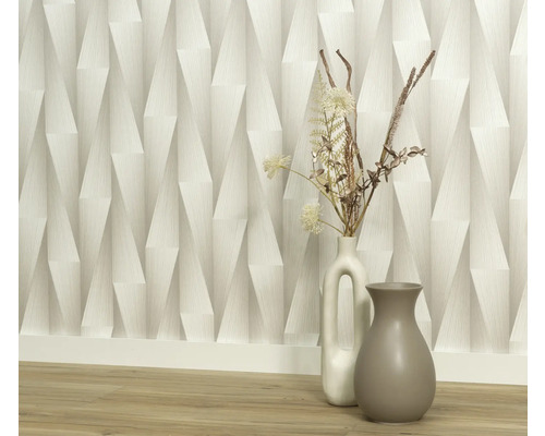 Pohled do místnosti s trojrozměrnou tapetou a dekorativními vázami