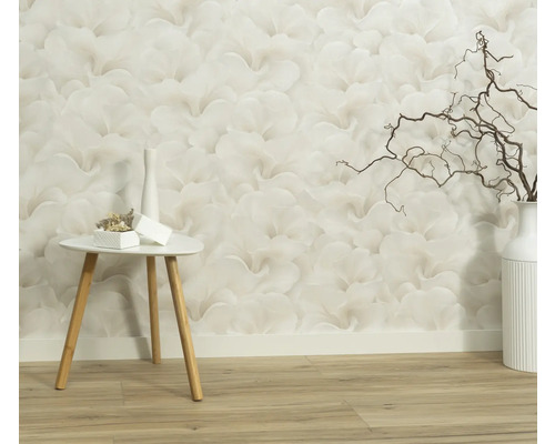 Dekorativní tapeta s květinovým vzorem ve světlé místnosti