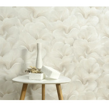 Detail stěny s květinovou tapetou, stůl s dekoracemi