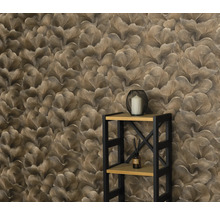 Tapeta s květinovým vzorem a police v pokoji