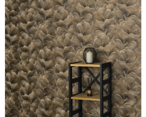 Tapeta s květinovým vzorem a police v pokoji