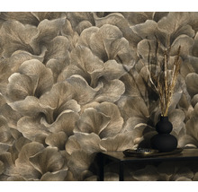 Detailní záběr stěny s květinovou tapetou a malého stolku s dekorací