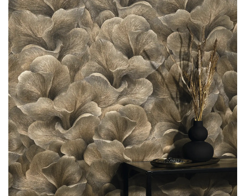 Detailní záběr stěny s květinovou tapetou a malého stolku s dekorací