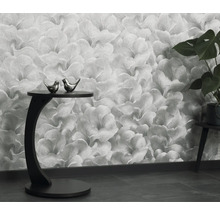 Obývací pokoj s květinovou tapetou, odkládacím stolkem a pokojovou rostlinou