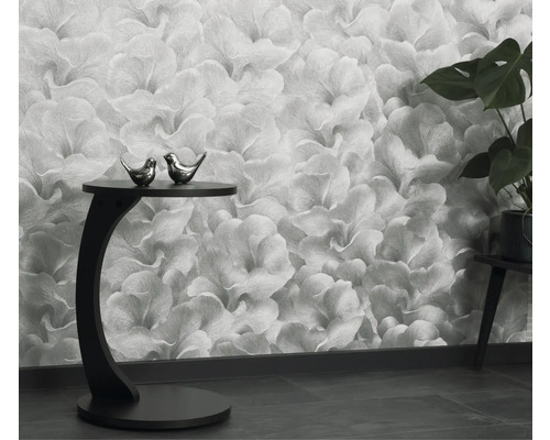 Obývací pokoj s květinovou tapetou, odkládacím stolkem a pokojovou rostlinou