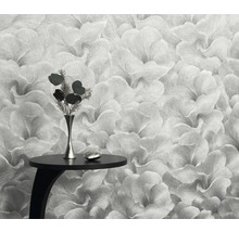 Detailní záběr květinové tapety s malým stolem a vázou