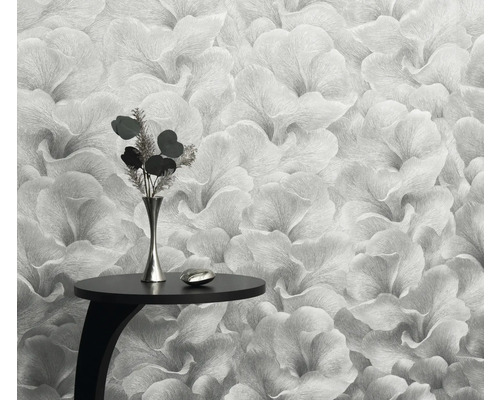 Detailní záběr květinové tapety s malým stolem a vázou