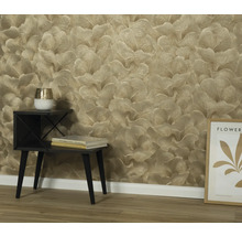 Obývací pokoj s vzorovanou tapetou, odkládacím stolkem, knihami a dekorací