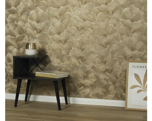 Obývací pokoj s vzorovanou tapetou, odkládacím stolkem, knihami a dekorací